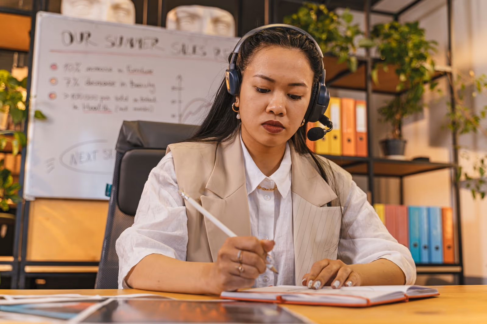 A Nextyn analyst moderating an interview