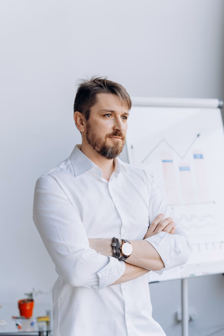 A founder working with a senior adviser